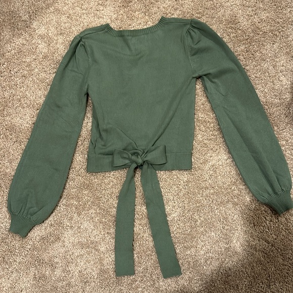 Francesca’s Green Long Sleeve Sweater With Bow In Back - Picture 2 of 4
